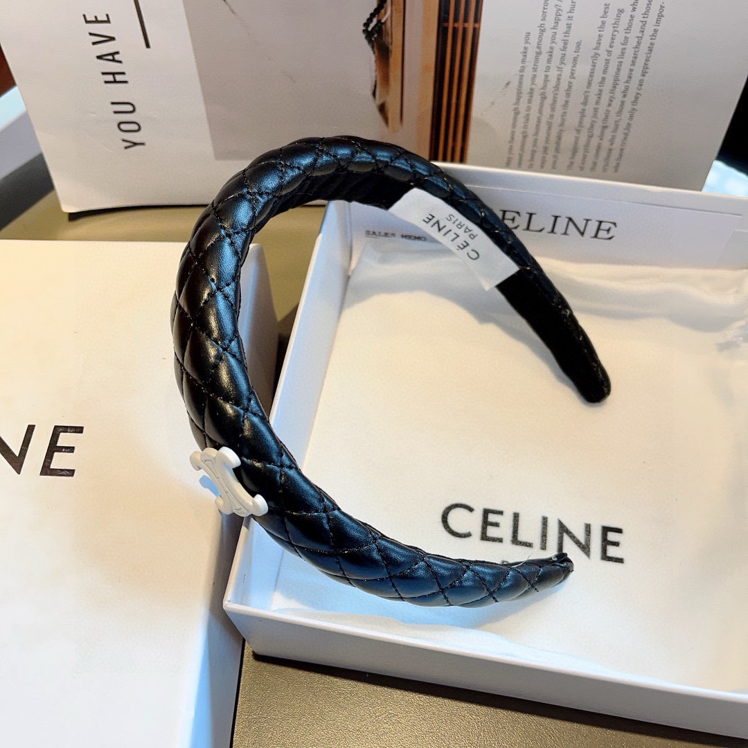 配包装
CELINE（赛琳）新款菱格皮质发箍 佩戴舒适无压力，造型搭配必备头箍！非常时尚百搭！女神必备！