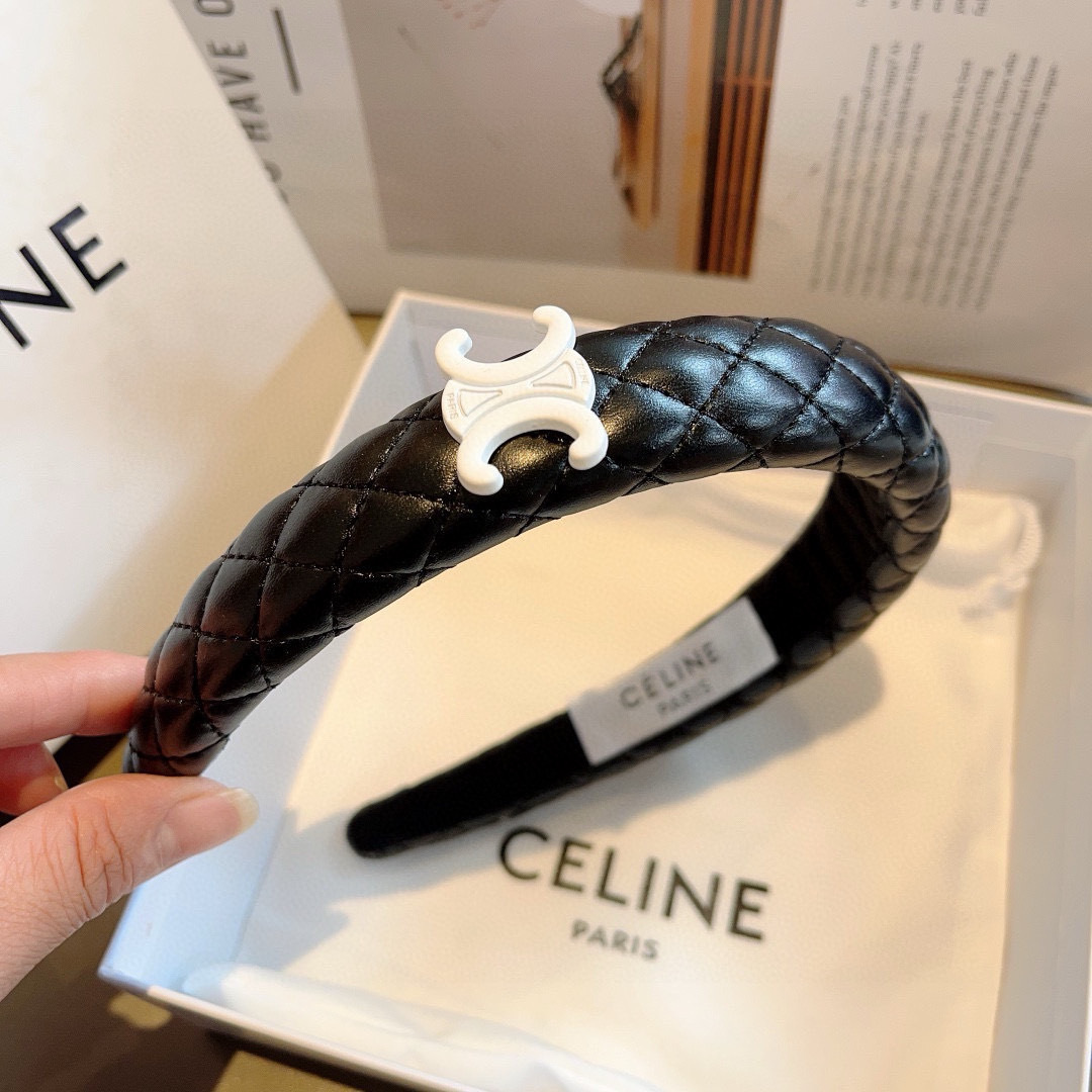 配包装
CELINE（赛琳）新款菱格皮质发箍 佩戴舒适无压力，造型搭配必备头箍！非常时尚百搭！女神必备！