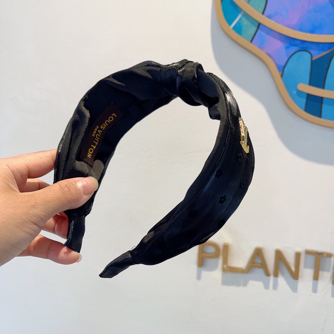 配包装
LV 路易威登 火爆新款绸面料宽版发箍，时尚头箍，专柜最最新款来袭💕时尚百搭，女神必入  ！