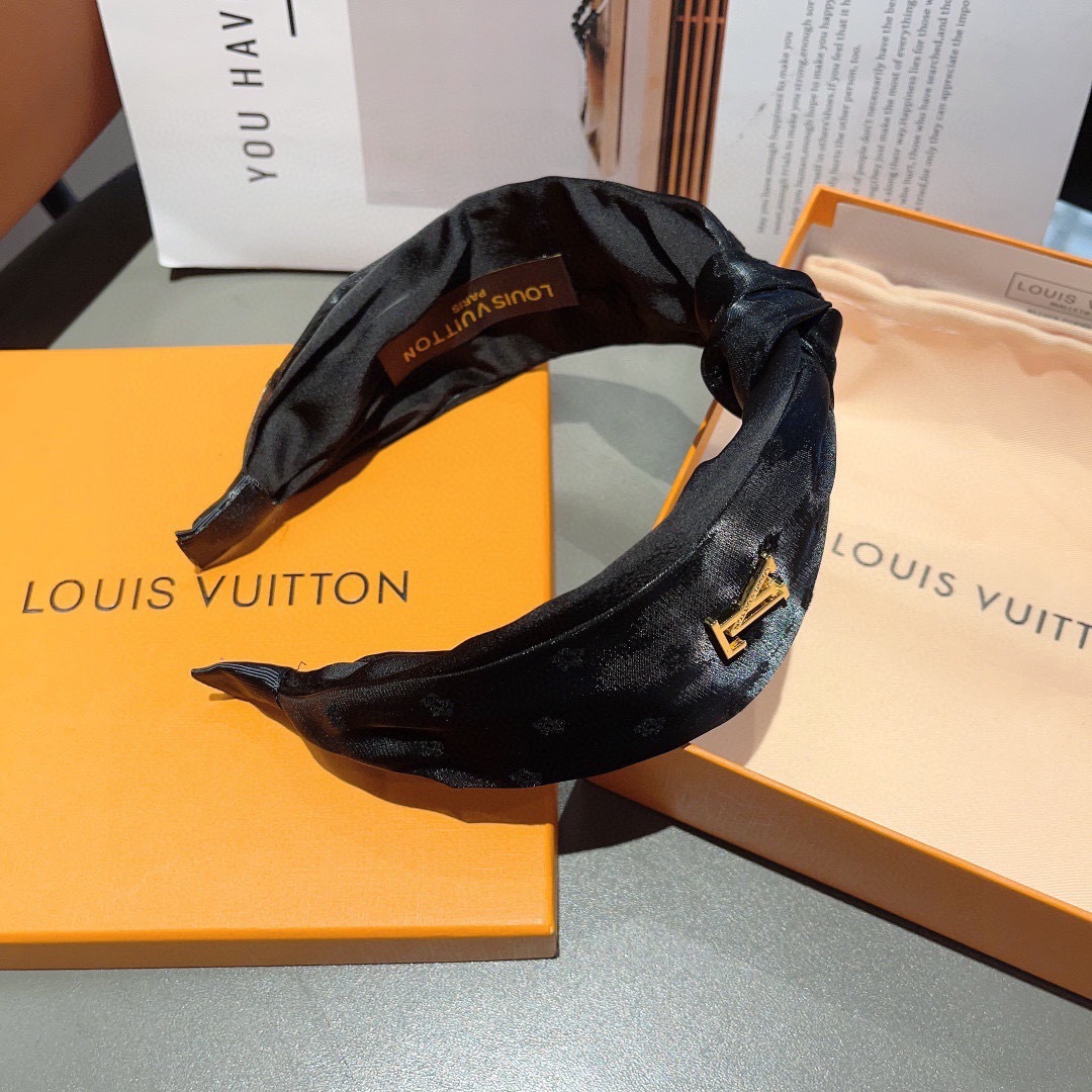 配包装
LV 路易威登 火爆新款绸面料宽版发箍，时尚头箍，专柜最最新款来袭💕时尚百搭，女神必入  ！