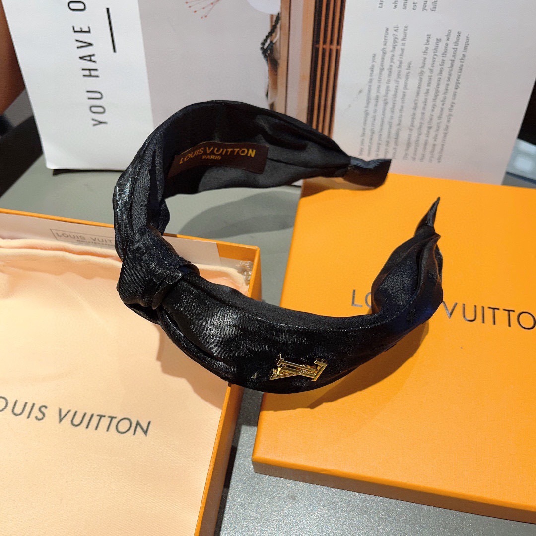 配包装
LV 路易威登 火爆新款绸面料宽版发箍，时尚头箍，专柜最最新款来袭💕时尚百搭，女神必入  ！