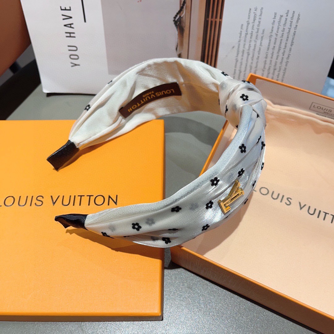 配包装
LV 路易威登 火爆新款绸面料宽版发箍，时尚头箍，专柜最最新款来袭💕时尚百搭，女神必入  ！