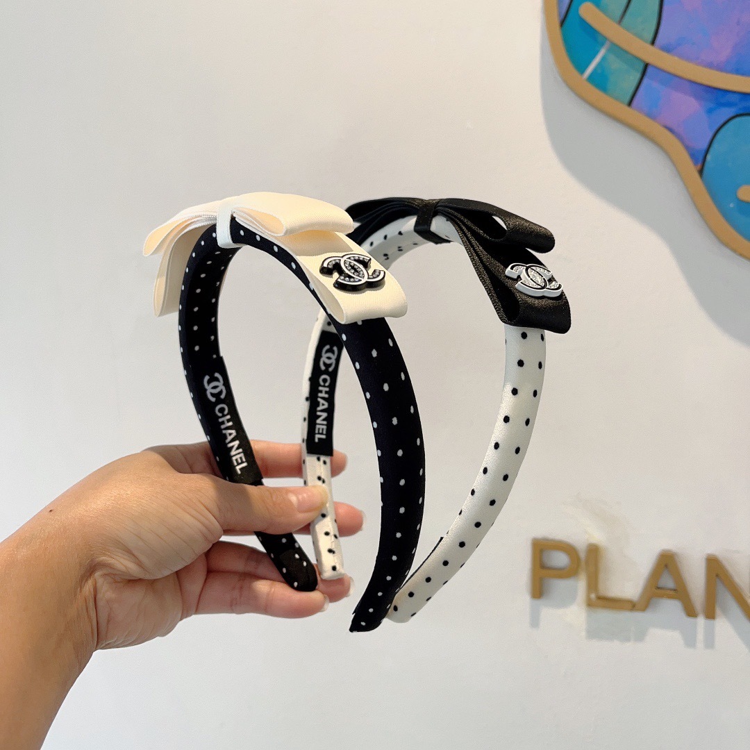 配包装
CHANEL（香奈儿）新款小香高颅顶小波点窄版发箍，复古头箍，网红爆款推荐 搭配高端材质，超精致