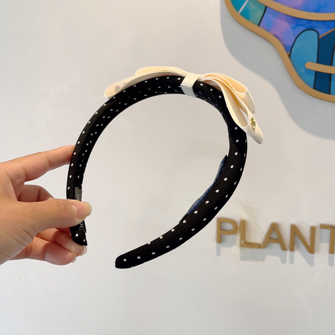 配包装
CHANEL（香奈儿）新款小香高颅顶小波点窄版发箍，复古头箍，网红爆款推荐 搭配高端材质，超精致