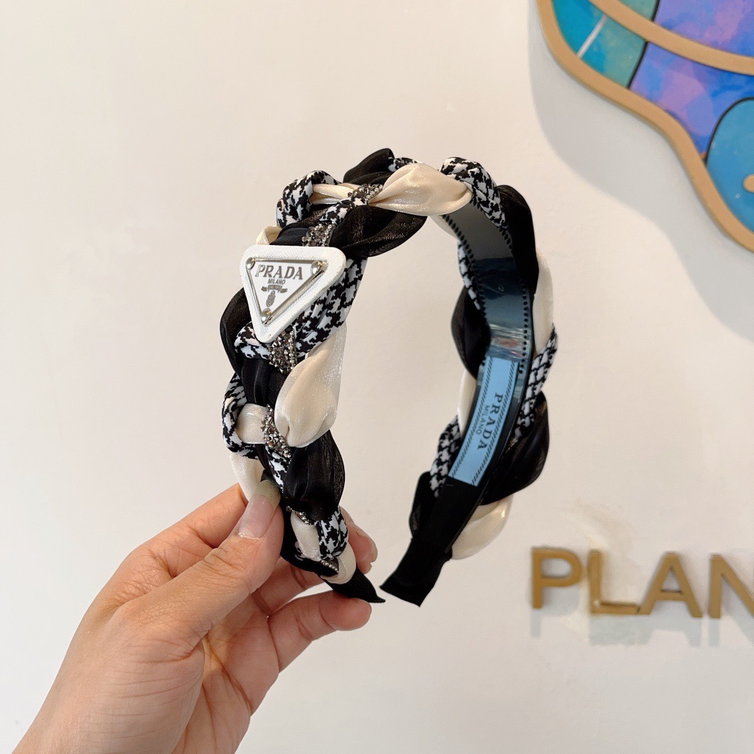 配包装
PRADA （普拉达）网红新款定制发箍，水钻特制面料非常显质感、超级百搭款、经典而又永不过时。