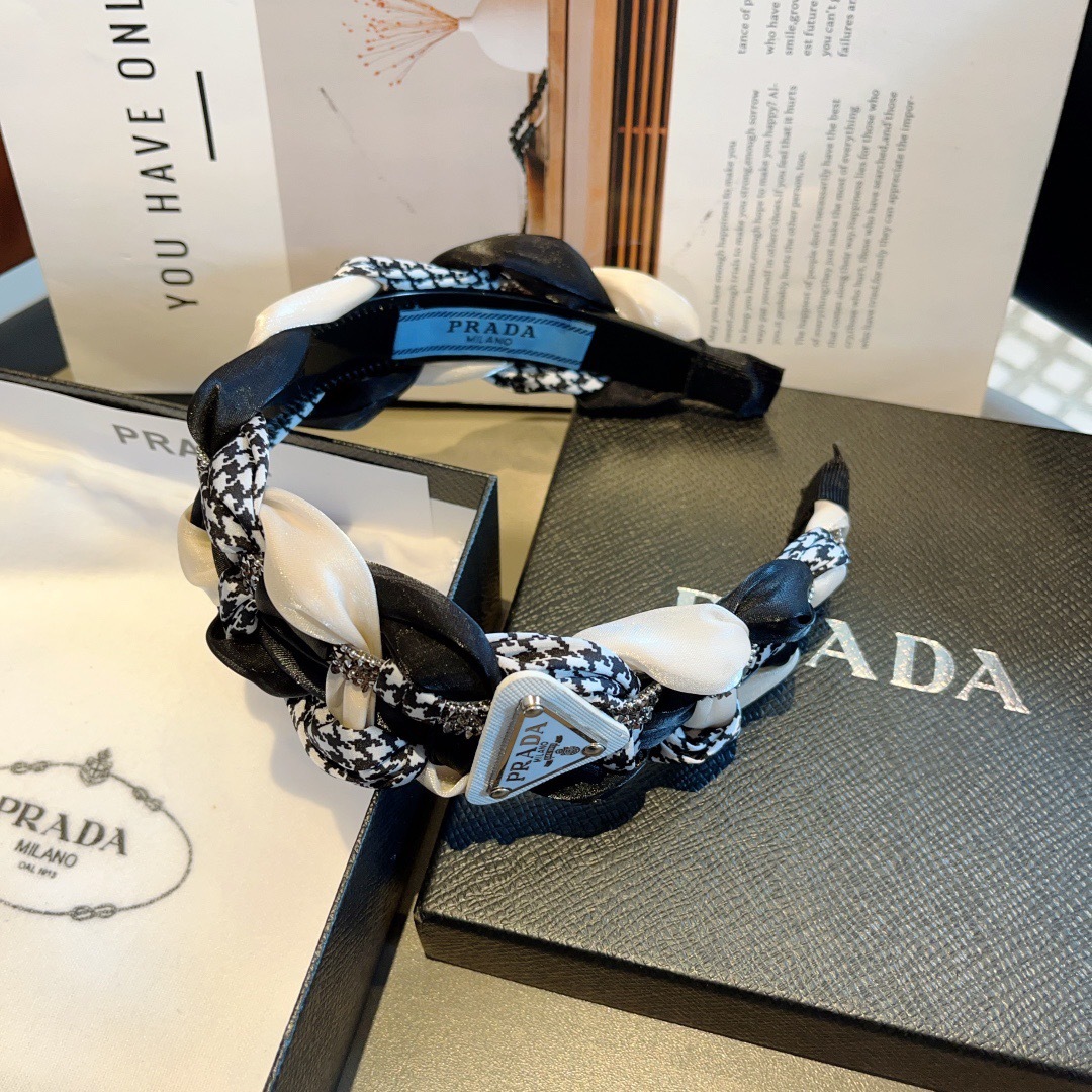 配包装
PRADA （普拉达）网红新款定制发箍，水钻特制面料非常显质感、超级百搭款、经典而又永不过时。