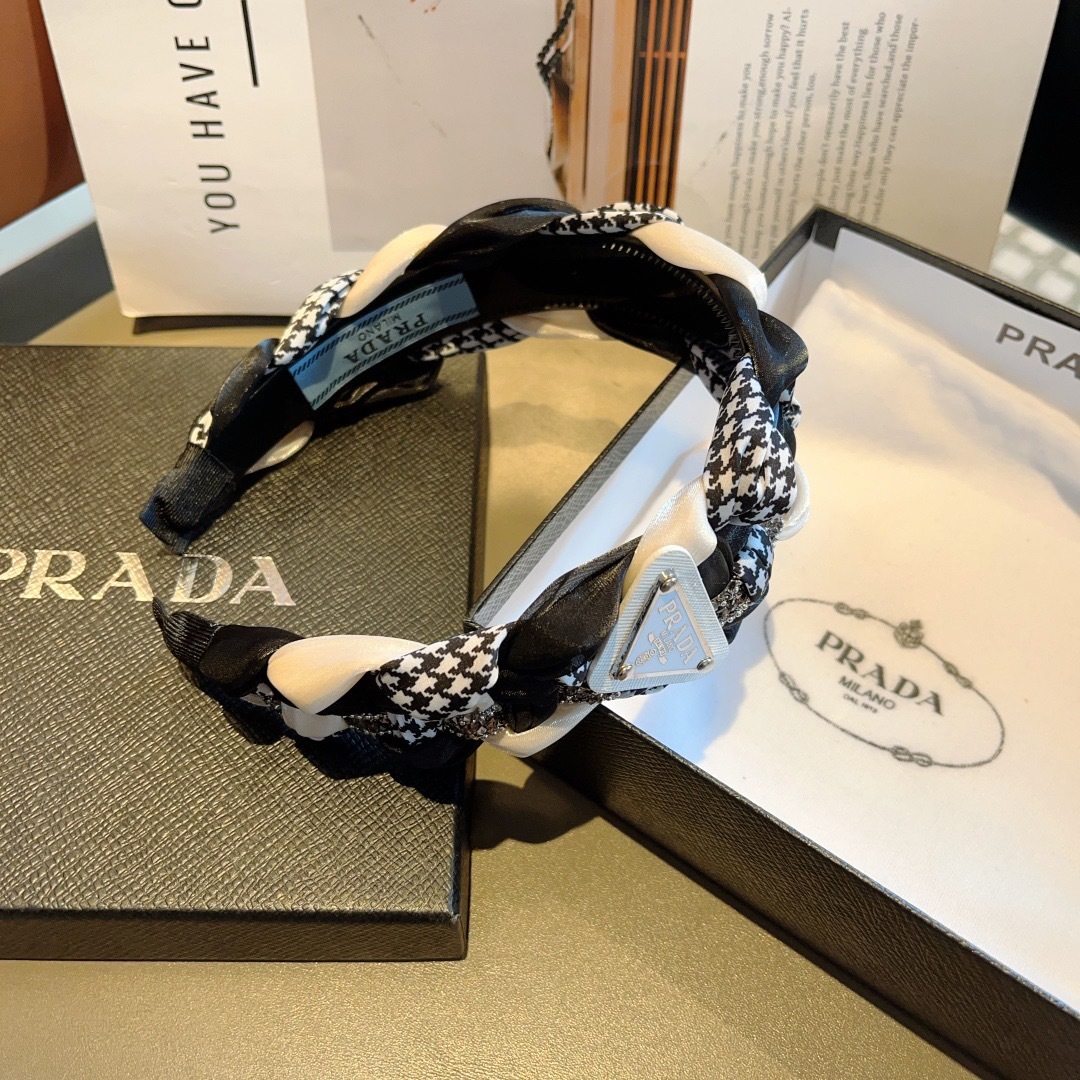 配包装
PRADA （普拉达）网红新款定制发箍，水钻特制面料非常显质感、超级百搭款、经典而又永不过时。
