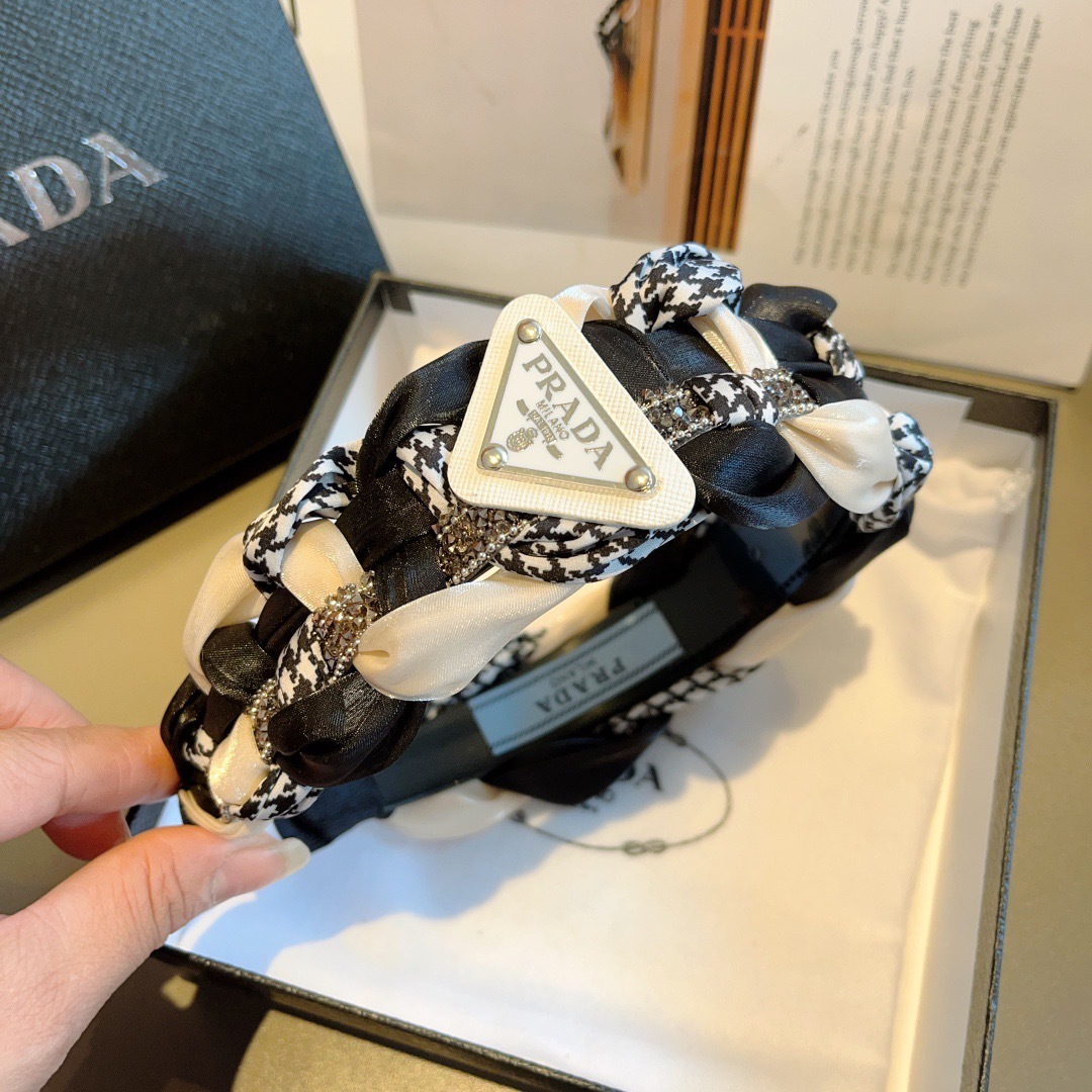 配包装
PRADA （普拉达）网红新款定制发箍，水钻特制面料非常显质感、超级百搭款、经典而又永不过时。