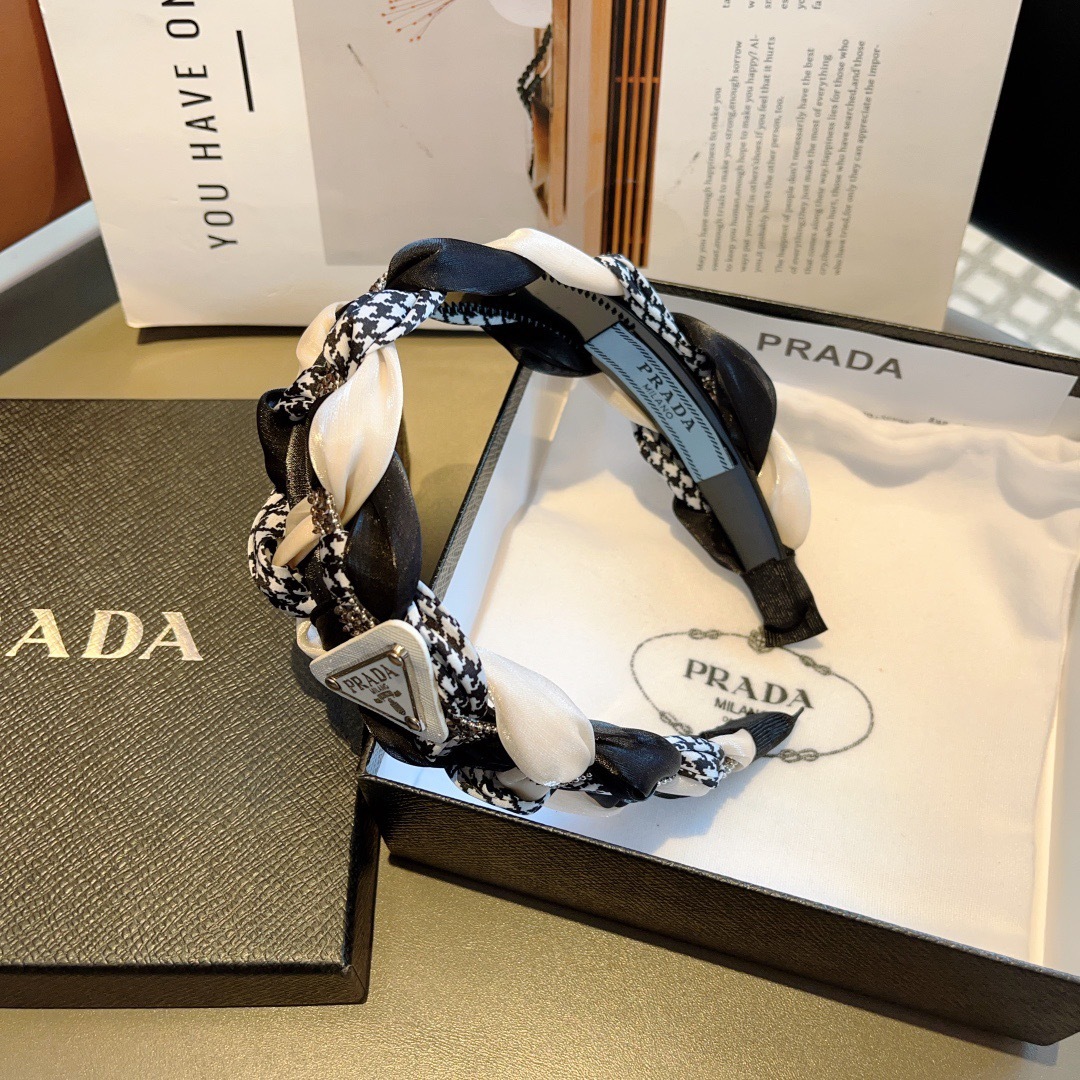 配包装
PRADA （普拉达）网红新款定制发箍，水钻特制面料非常显质感、超级百搭款、经典而又永不过时。