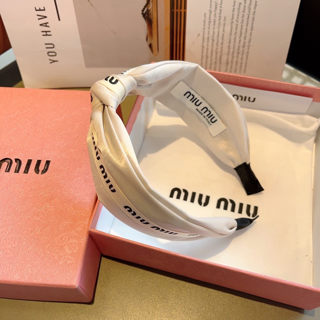 配包装
MIUMIU（缪缪）新款宽边手工制作发箍，原单货发饰 简约百搭，潮女必备品，超级的高大上！