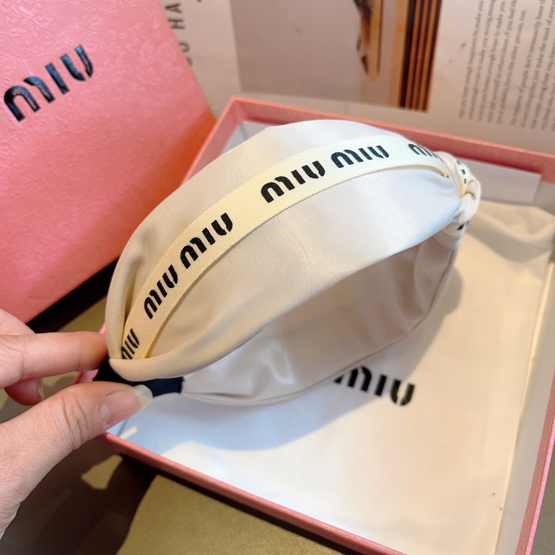 配包装
MIUMIU（缪缪）新款宽边手工制作发箍，原单货发饰 简约百搭，潮女必备品，超级的高大上！