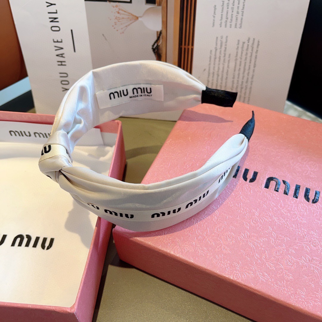 配包装
MIUMIU（缪缪）新款宽边手工制作发箍，原单货发饰 简约百搭，潮女必备品，超级的高大上！
