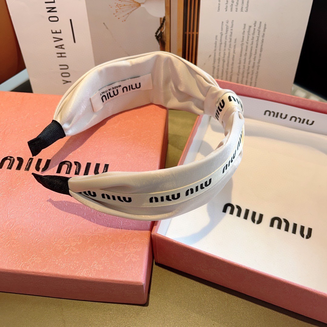 配包装
MIUMIU（缪缪）新款宽边手工制作发箍，原单货发饰 简约百搭，潮女必备品，超级的高大上！