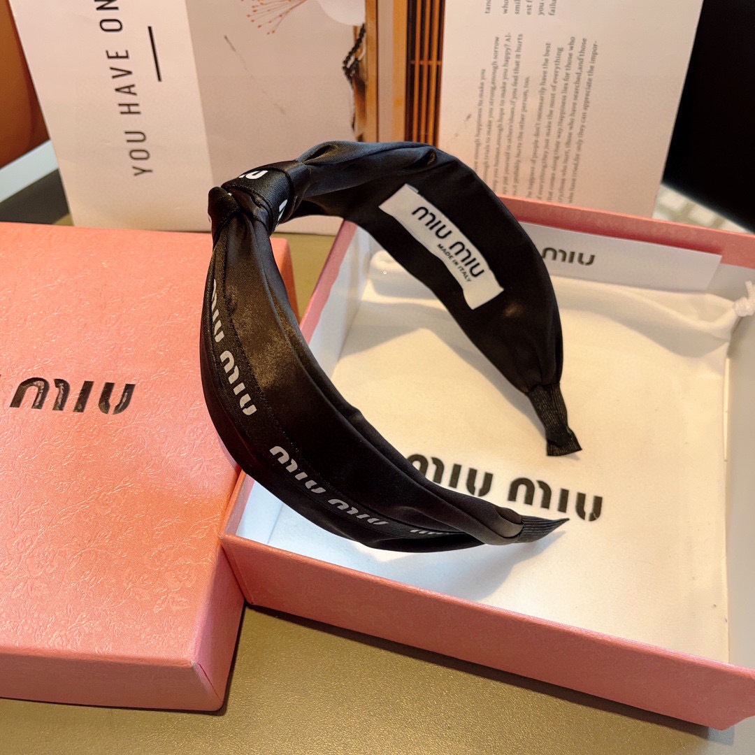 配包装
MIUMIU（缪缪）新款宽边手工制作发箍，原单货发饰 简约百搭，潮女必备品，超级的高大上！