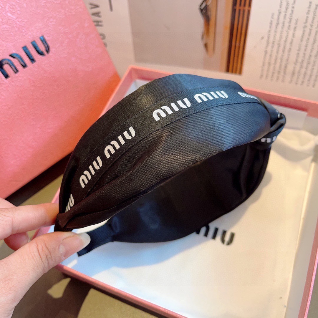配包装
MIUMIU（缪缪）新款宽边手工制作发箍，原单货发饰 简约百搭，潮女必备品，超级的高大上！
