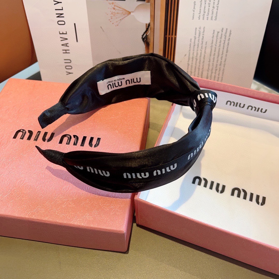 配包装
MIUMIU（缪缪）新款宽边手工制作发箍，原单货发饰 简约百搭，潮女必备品，超级的高大上！