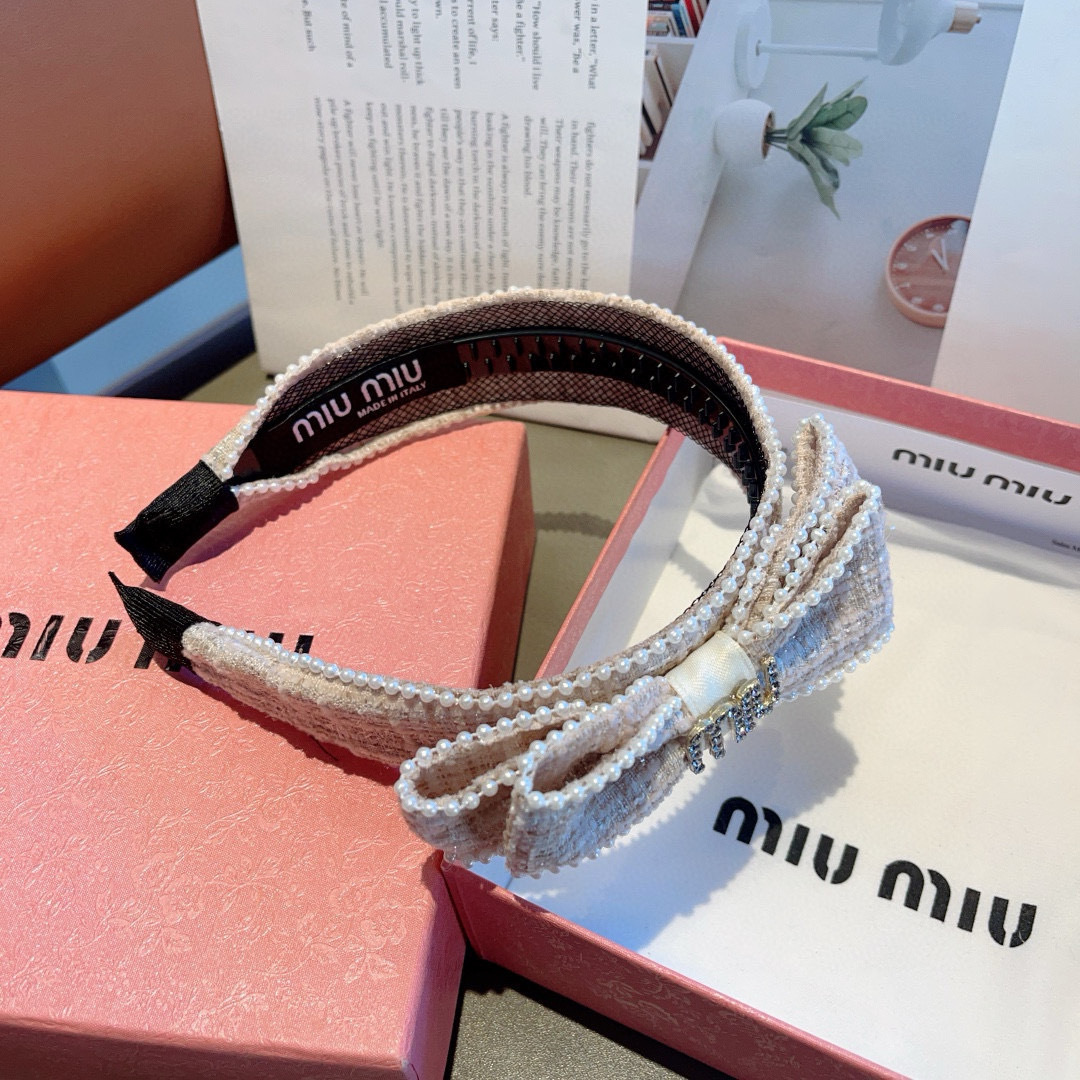 配包装
MIUMIU（缪缪）新款手工制作斜角发箍，原单货，简约百搭头箍 潮女必备品，超级百搭高大上！