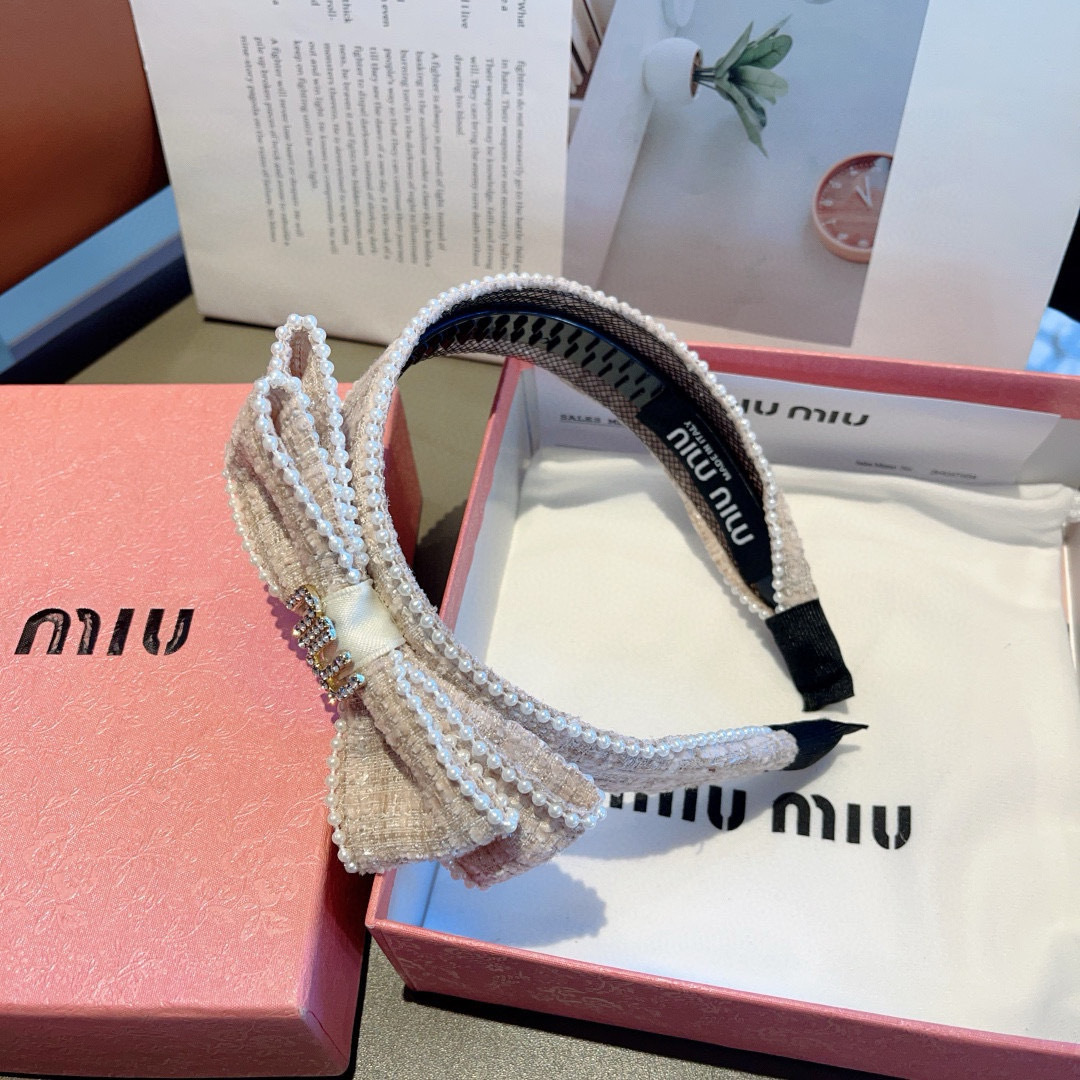 配包装
MIUMIU（缪缪）新款手工制作斜角发箍，原单货，简约百搭头箍 潮女必备品，超级百搭高大上！