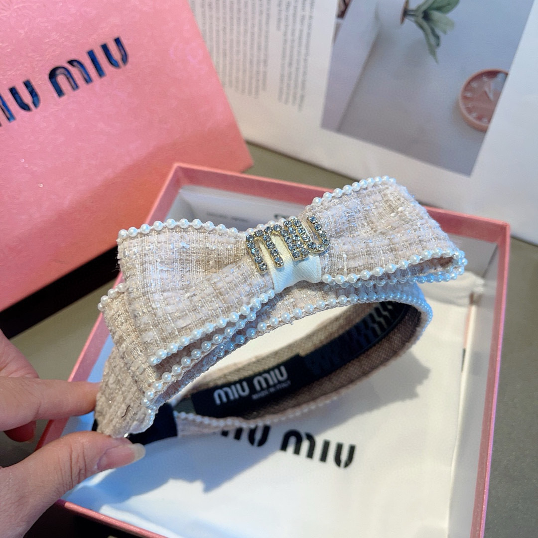 配包装
MIUMIU（缪缪）新款手工制作斜角发箍，原单货，简约百搭头箍 潮女必备品，超级百搭高大上！