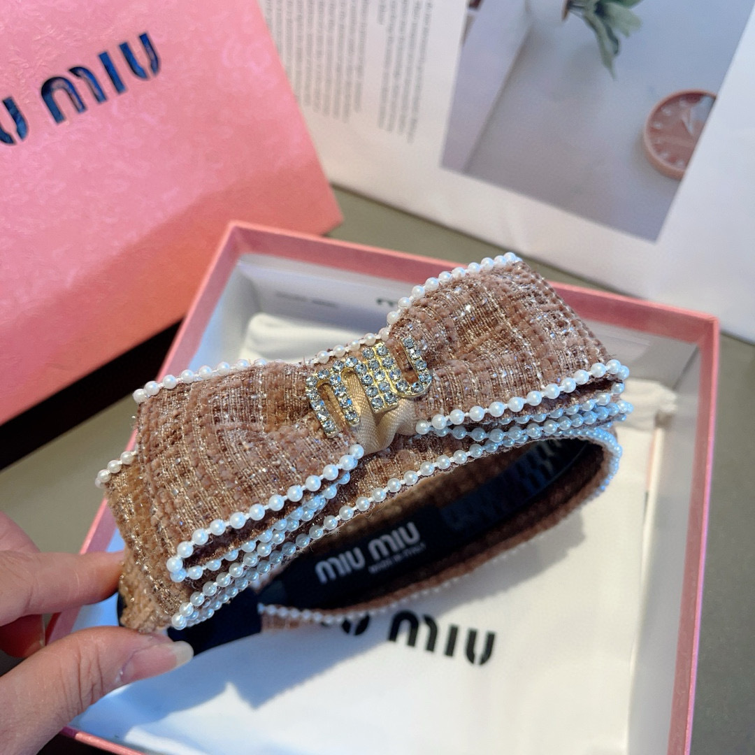 配包装
MIUMIU（缪缪）新款手工制作斜角发箍，原单货，简约百搭头箍 潮女必备品，超级百搭高大上！