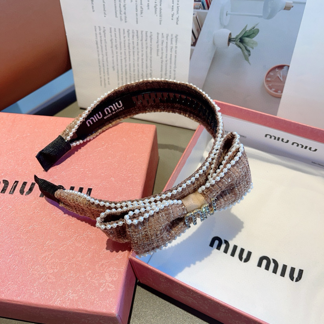 配包装
MIUMIU（缪缪）新款手工制作斜角发箍，原单货，简约百搭头箍 潮女必备品，超级百搭高大上！