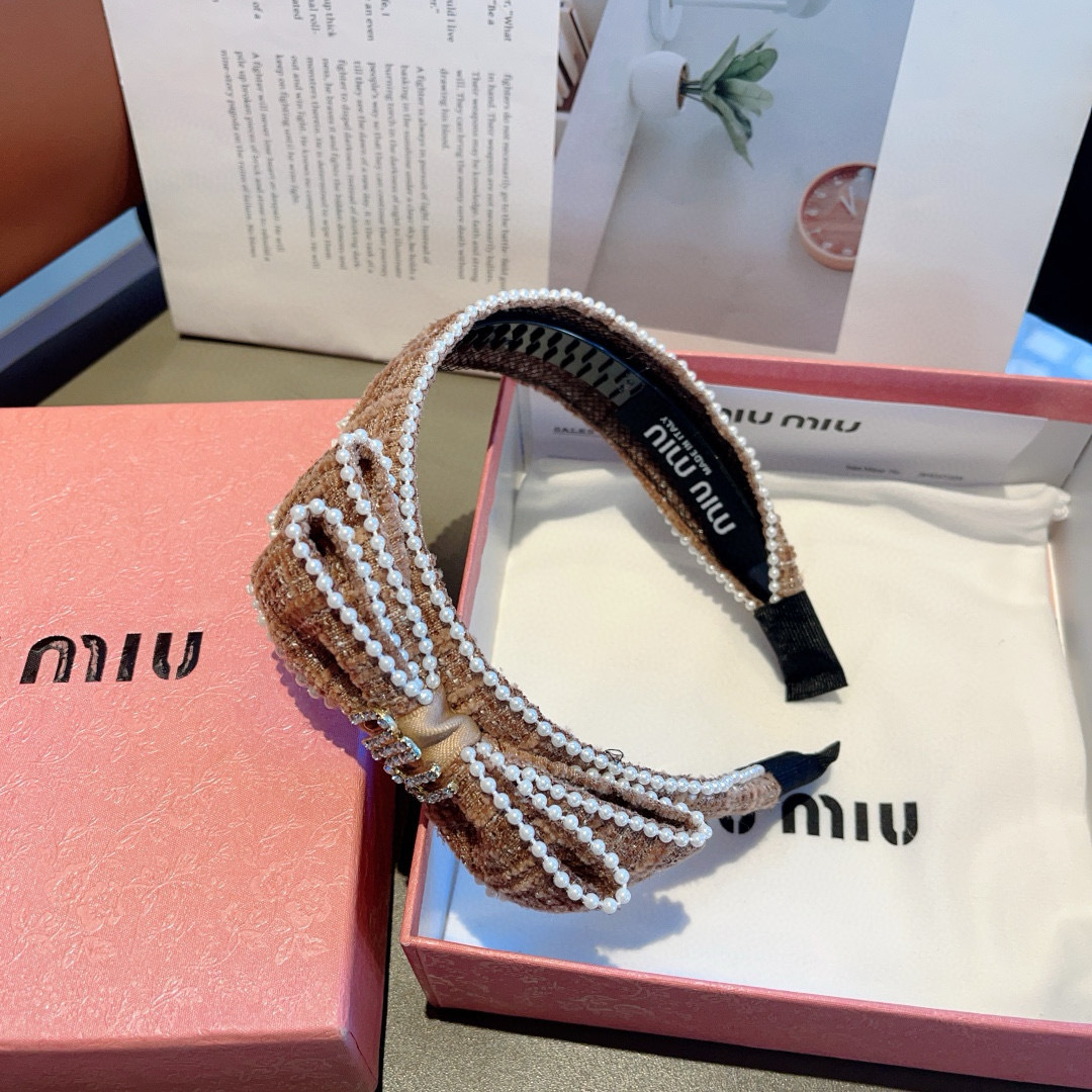 配包装
MIUMIU（缪缪）新款手工制作斜角发箍，原单货，简约百搭头箍 潮女必备品，超级百搭高大上！