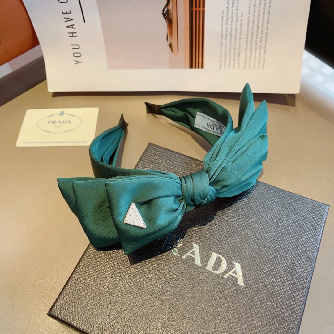 配包装
PRADA （普拉达） 欧美新款蝴蝶结潮流色彩发箍，明星同款 女神必备单品，非常百搭，时尚潮流，