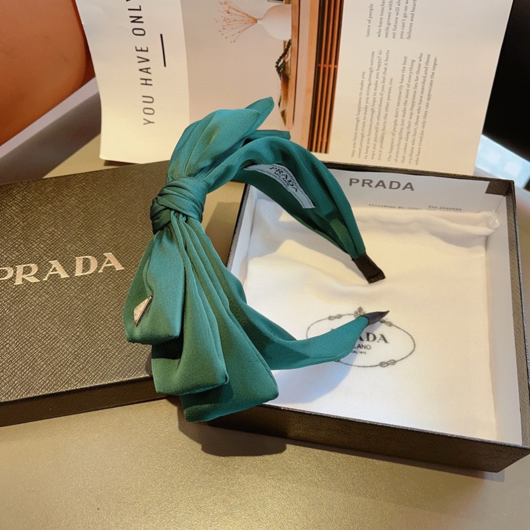 配包装
PRADA （普拉达） 欧美新款蝴蝶结潮流色彩发箍，明星同款 女神必备单品，非常百搭，时尚潮流，