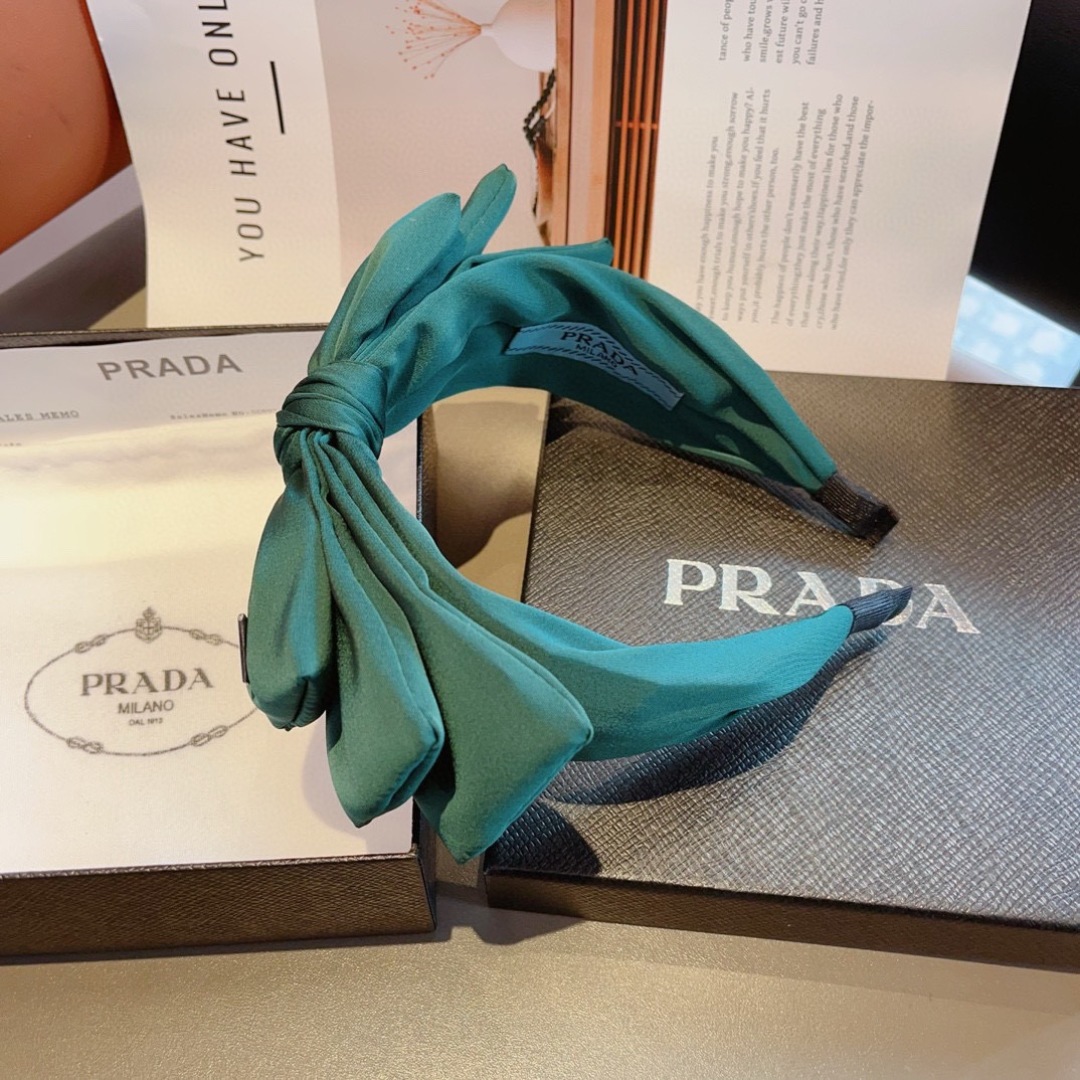 配包装
PRADA （普拉达） 欧美新款蝴蝶结潮流色彩发箍，明星同款 女神必备单品，非常百搭，时尚潮流，
