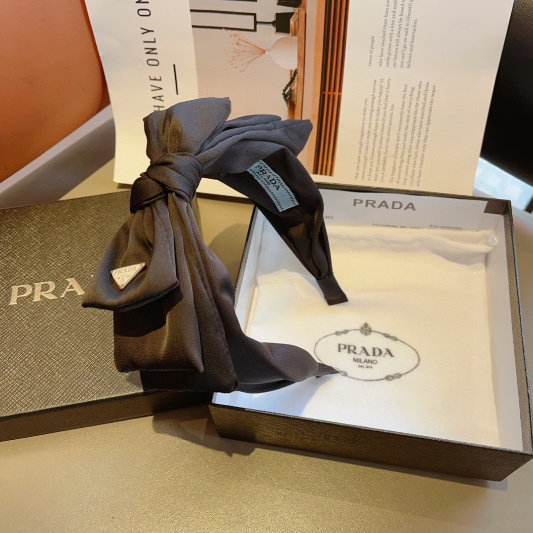 配包装
PRADA （普拉达） 欧美新款蝴蝶结潮流色彩发箍，明星同款 女神必备单品，非常百搭，时尚潮流，