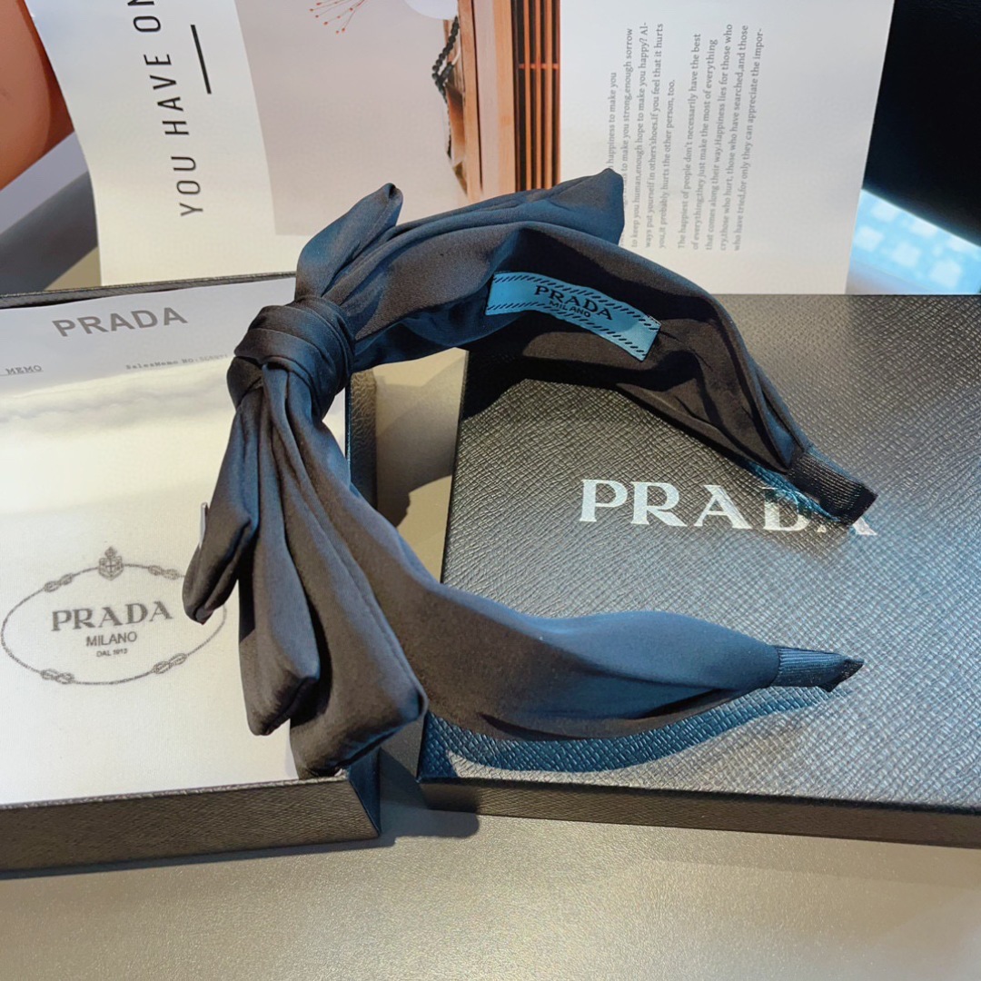 配包装
PRADA （普拉达） 欧美新款蝴蝶结潮流色彩发箍，明星同款 女神必备单品，非常百搭，时尚潮流，