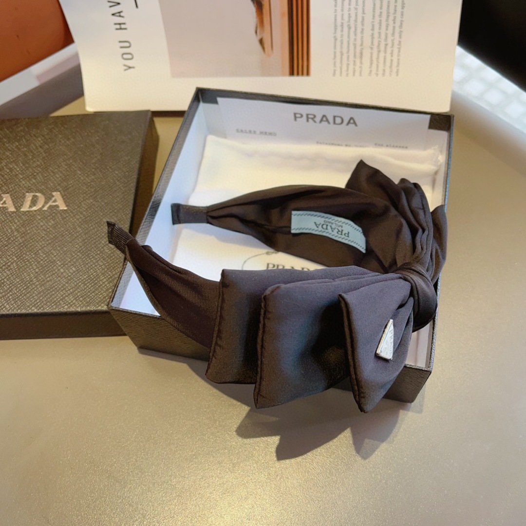 配包装
PRADA （普拉达） 欧美新款蝴蝶结潮流色彩发箍，明星同款 女神必备单品，非常百搭，时尚潮流，