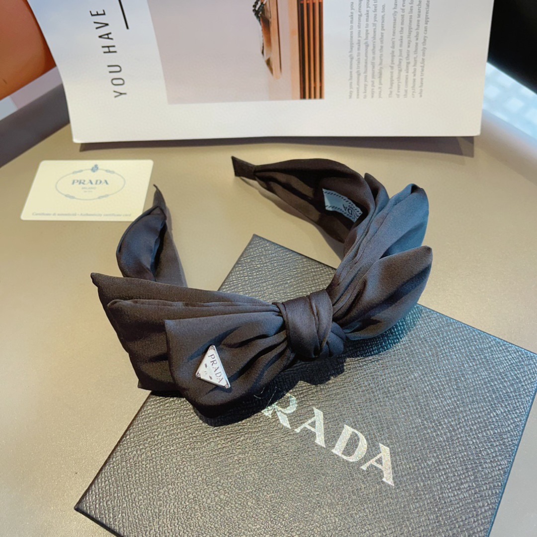 配包装
PRADA （普拉达） 欧美新款蝴蝶结潮流色彩发箍，明星同款 女神必备单品，非常百搭，时尚潮流，