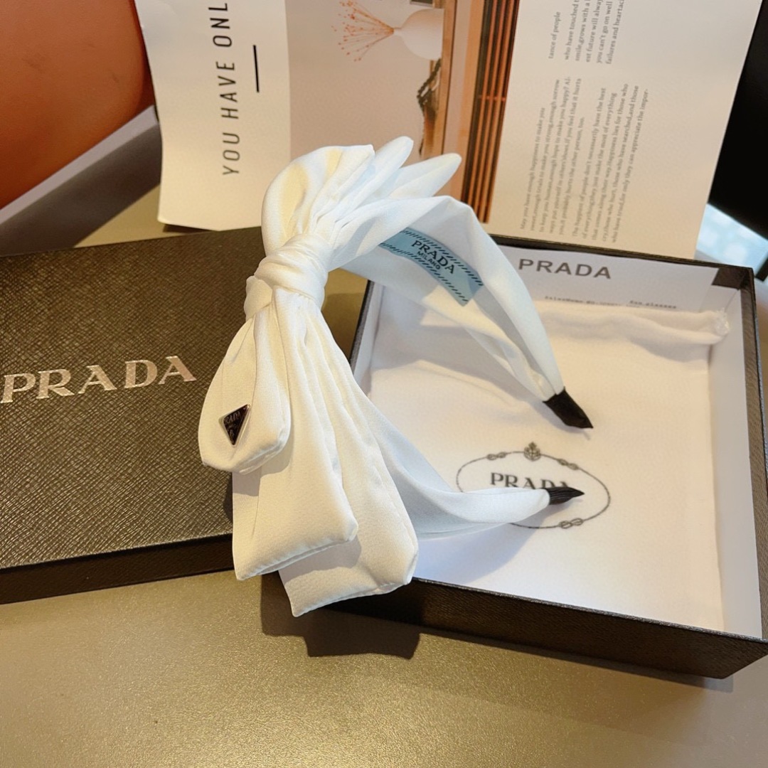 配包装
PRADA （普拉达） 欧美新款蝴蝶结潮流色彩发箍，明星同款 女神必备单品，非常百搭，时尚潮流，