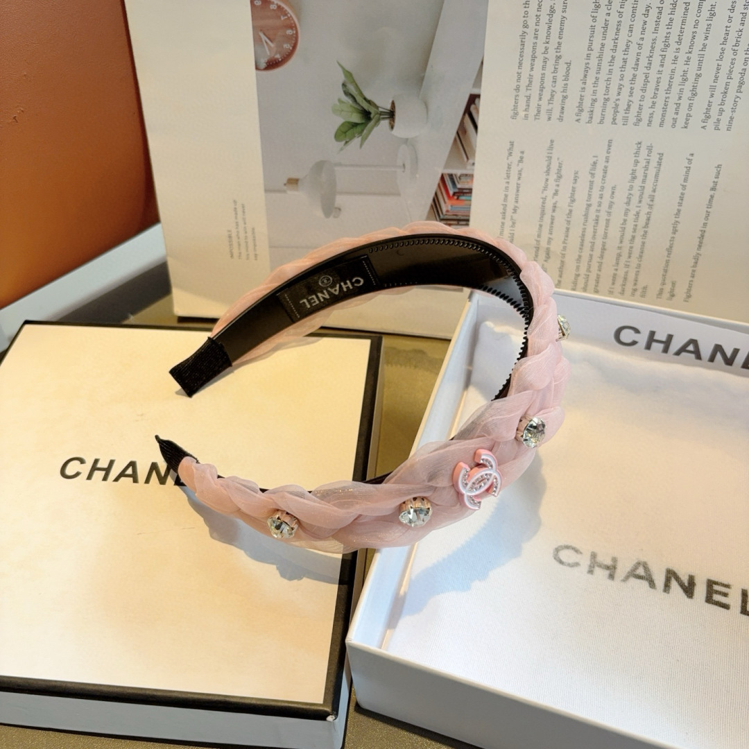 配包装
CHANEL（香奈儿）最新款小香宽边发箍，复古头箍，网红爆款推荐 搭配高端材质，超精致，时尚百搭
