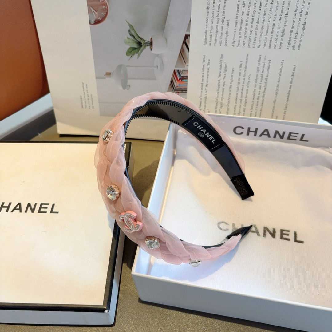 配包装
CHANEL（香奈儿）最新款小香宽边发箍，复古头箍，网红爆款推荐 搭配高端材质，超精致，时尚百搭