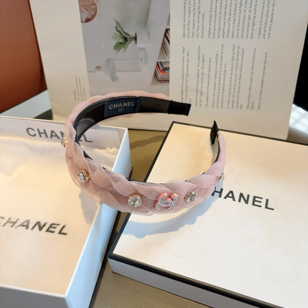 配包装
CHANEL（香奈儿）最新款小香宽边发箍，复古头箍，网红爆款推荐 搭配高端材质，超精致，时尚百搭