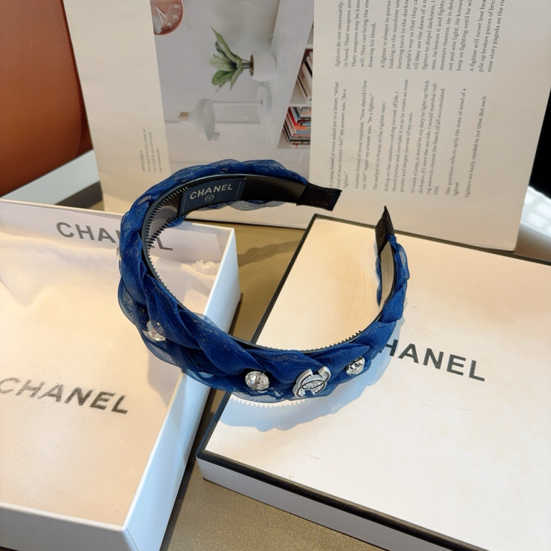 配包装
CHANEL（香奈儿）最新款小香宽边发箍，复古头箍，网红爆款推荐 搭配高端材质，超精致，时尚百搭