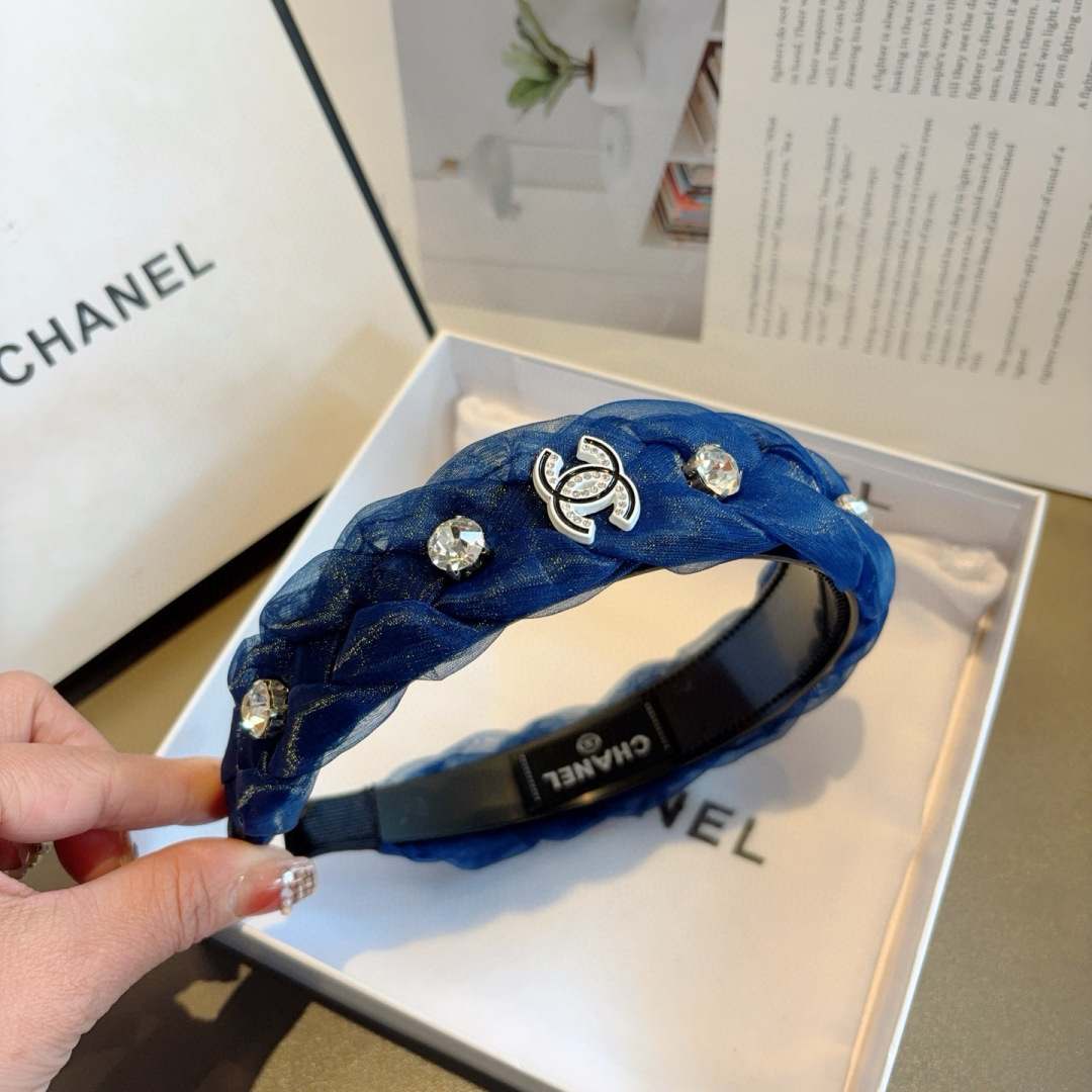 配包装
CHANEL（香奈儿）最新款小香宽边发箍，复古头箍，网红爆款推荐 搭配高端材质，超精致，时尚百搭