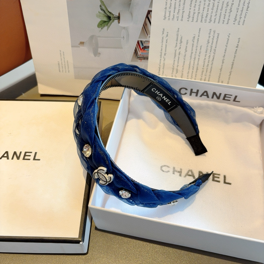 配包装
CHANEL（香奈儿）最新款小香宽边发箍，复古头箍，网红爆款推荐 搭配高端材质，超精致，时尚百搭
