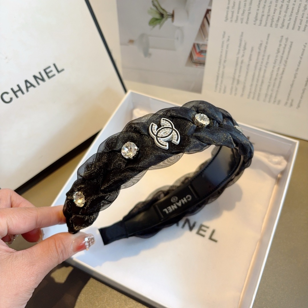 配包装
CHANEL（香奈儿）最新款小香宽边发箍，复古头箍，网红爆款推荐 搭配高端材质，超精致，时尚百搭
