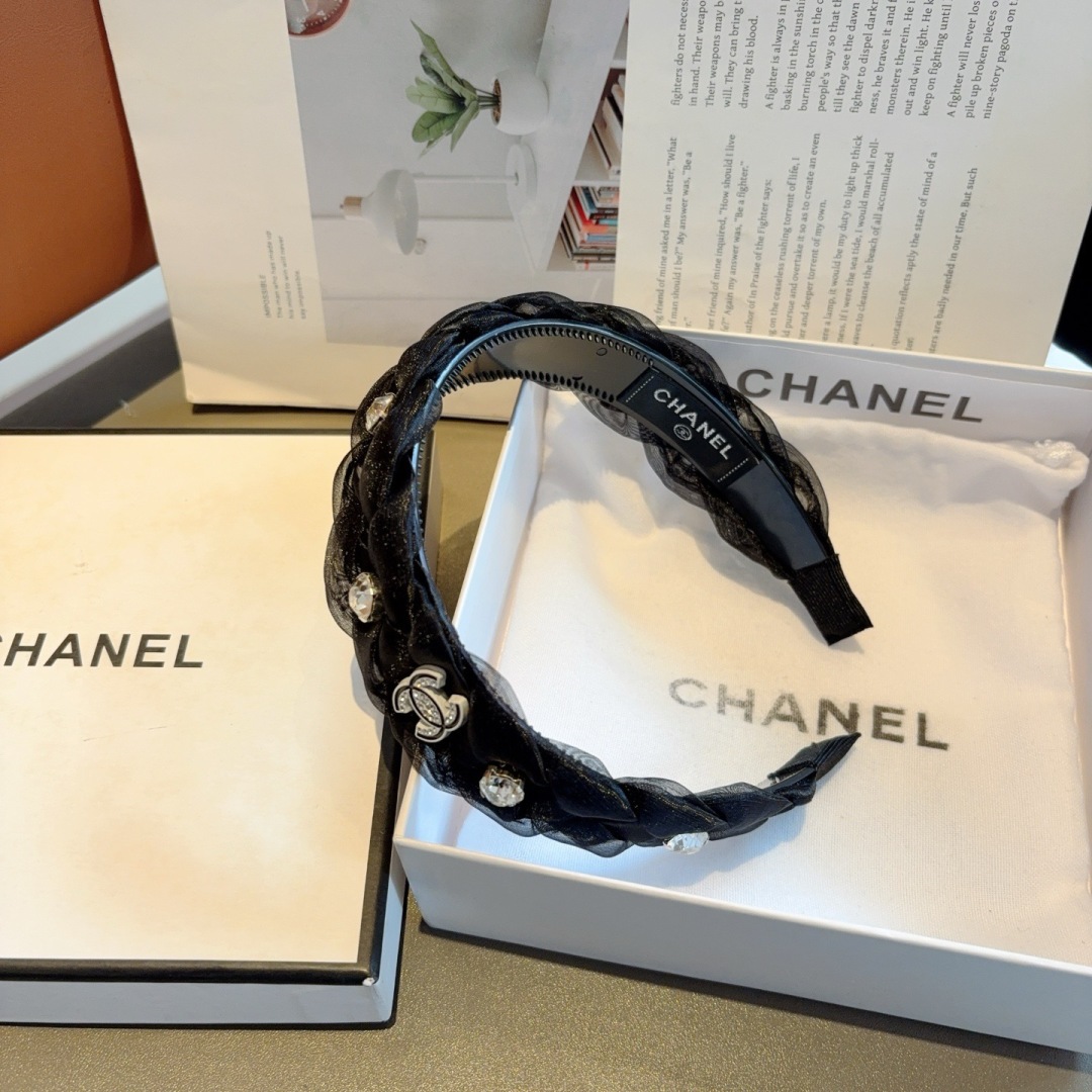 配包装
CHANEL（香奈儿）最新款小香宽边发箍，复古头箍，网红爆款推荐 搭配高端材质，超精致，时尚百搭