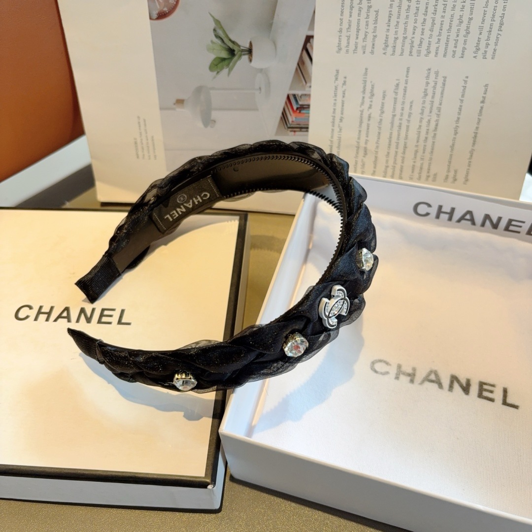 配包装
CHANEL（香奈儿）最新款小香宽边发箍，复古头箍，网红爆款推荐 搭配高端材质，超精致，时尚百搭