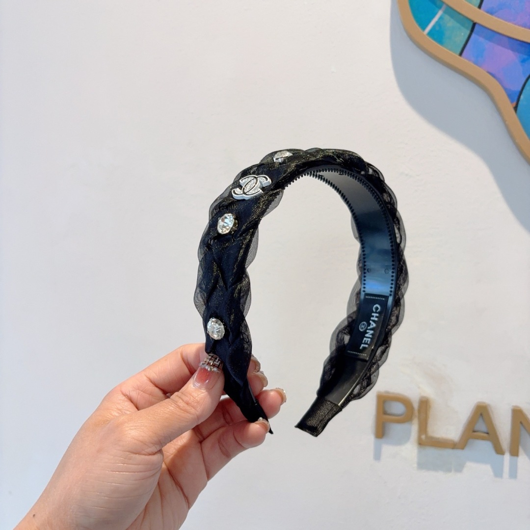 配包装
CHANEL（香奈儿）最新款小香宽边发箍，复古头箍，网红爆款推荐 搭配高端材质，超精致，时尚百搭
