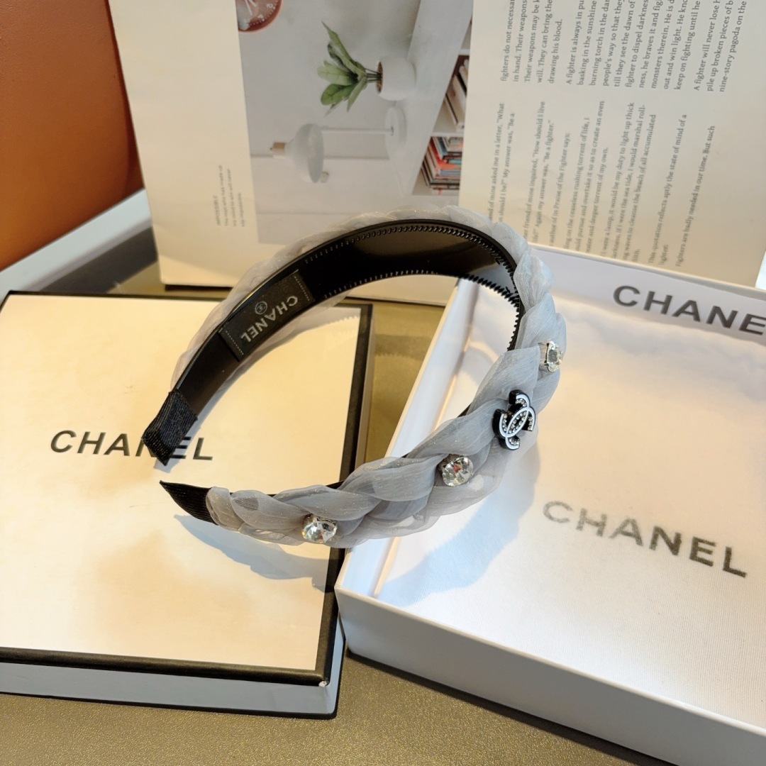 配包装
CHANEL（香奈儿）最新款小香宽边发箍，复古头箍，网红爆款推荐 搭配高端材质，超精致，时尚百搭
