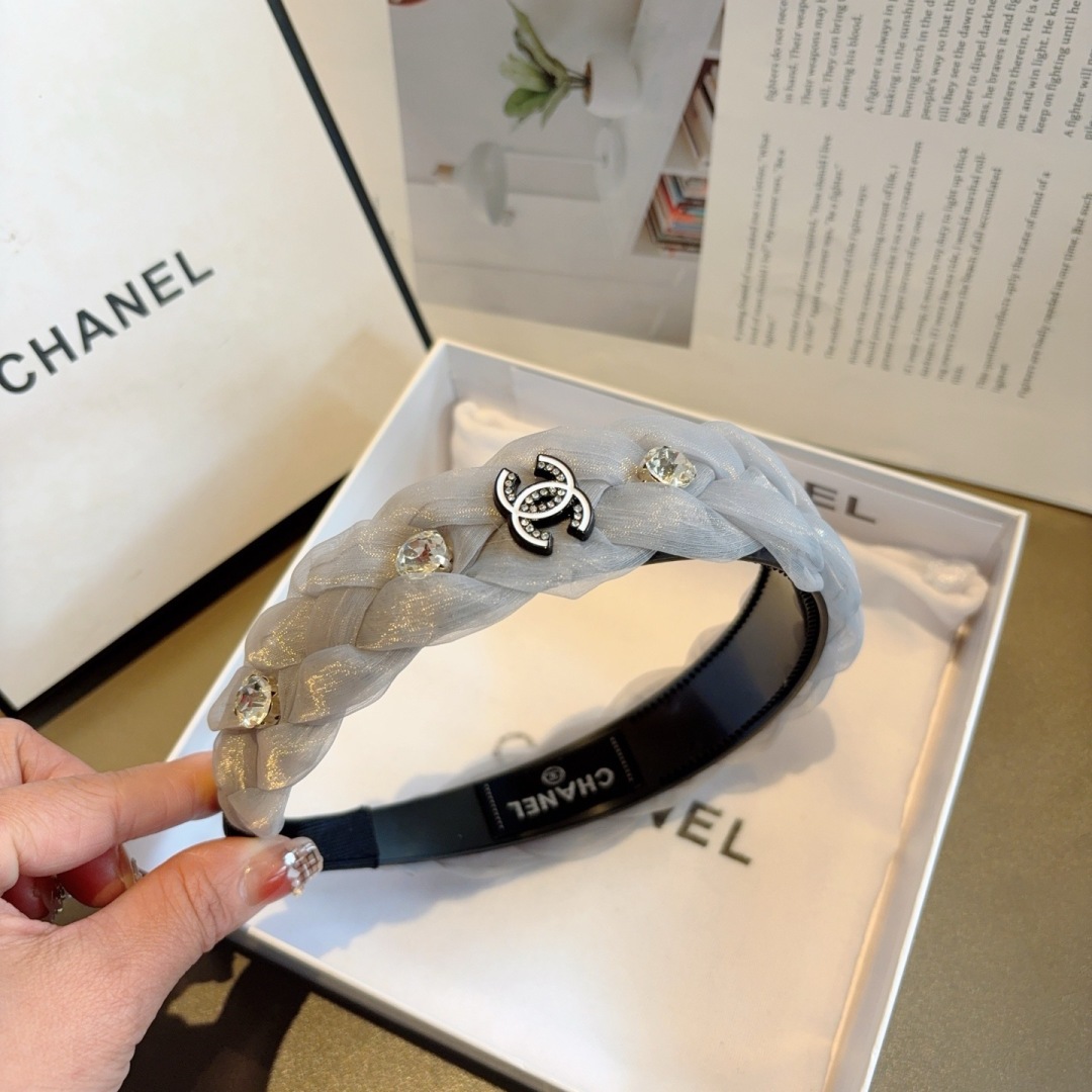 配包装
CHANEL（香奈儿）最新款小香宽边发箍，复古头箍，网红爆款推荐 搭配高端材质，超精致，时尚百搭