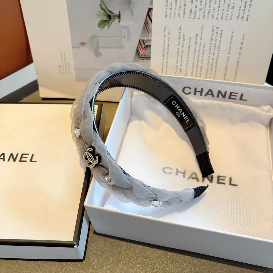 配包装
CHANEL（香奈儿）最新款小香宽边发箍，复古头箍，网红爆款推荐 搭配高端材质，超精致，时尚百搭