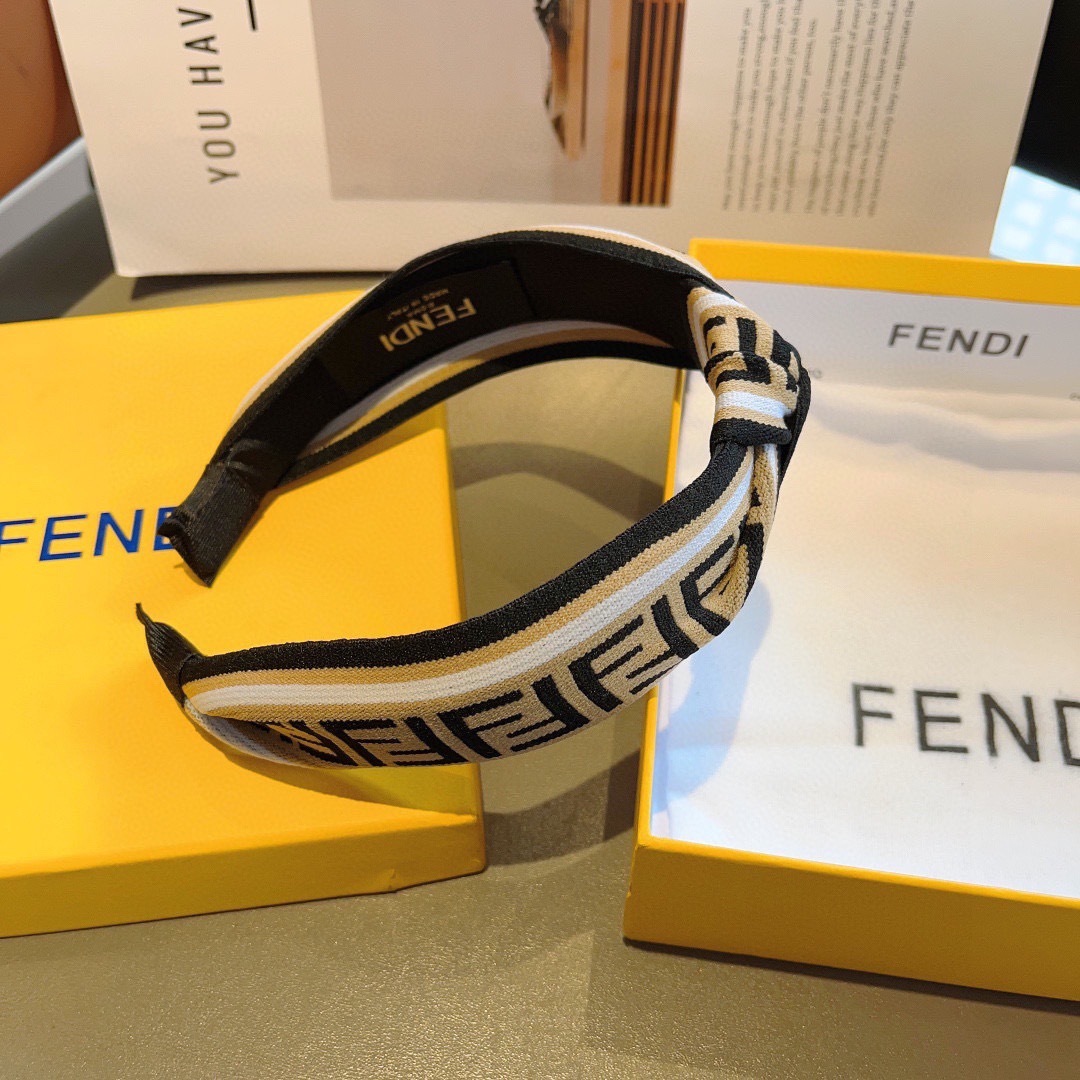配包装
FENDI 芬迪 新款中间结洋气大牌范儿发箍，宽版原单货， 简约百搭，潮女必备品，超级的高大上！