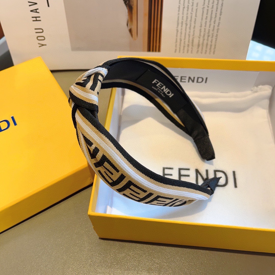 配包装
FENDI 芬迪 新款中间结洋气大牌范儿发箍，宽版原单货， 简约百搭，潮女必备品，超级的高大上！