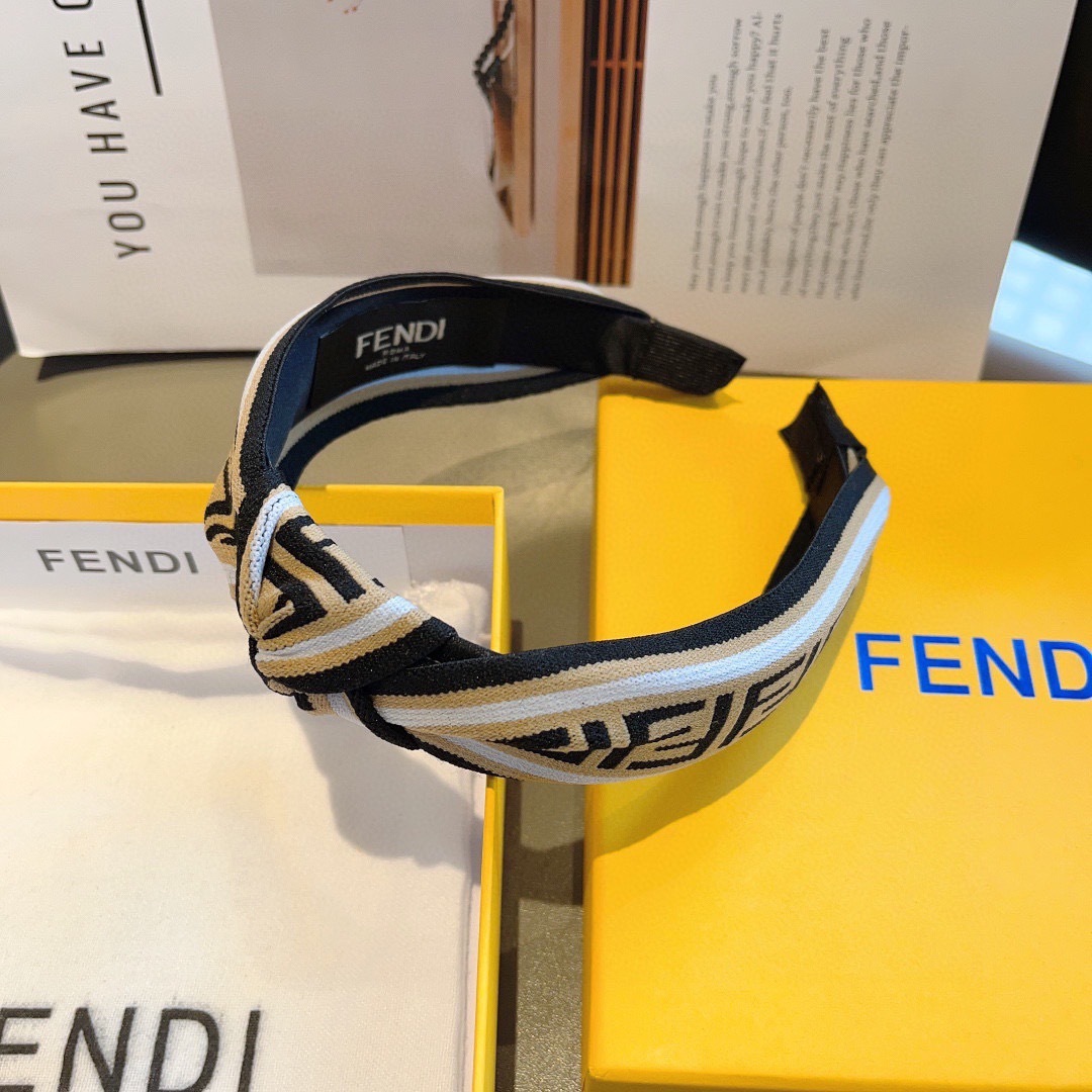 配包装
FENDI 芬迪 新款中间结洋气大牌范儿发箍，宽版原单货， 简约百搭，潮女必备品，超级的高大上！